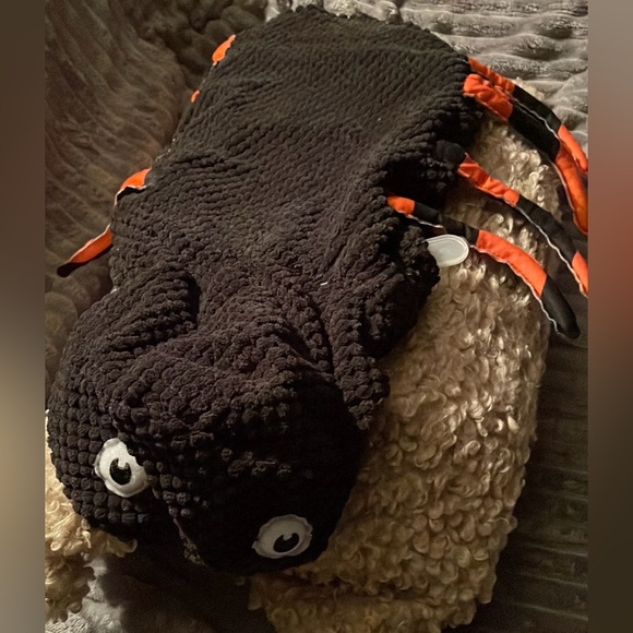Vibrant Life SPIDER(S)Pet Costume, real cute with Velcro closure under tummy. - Picture 3 of 4